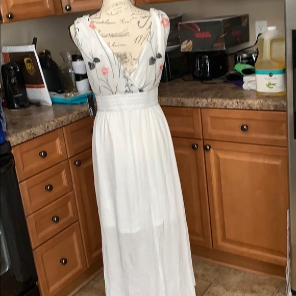 White maxi dress, size medium - Picture 4 of 5